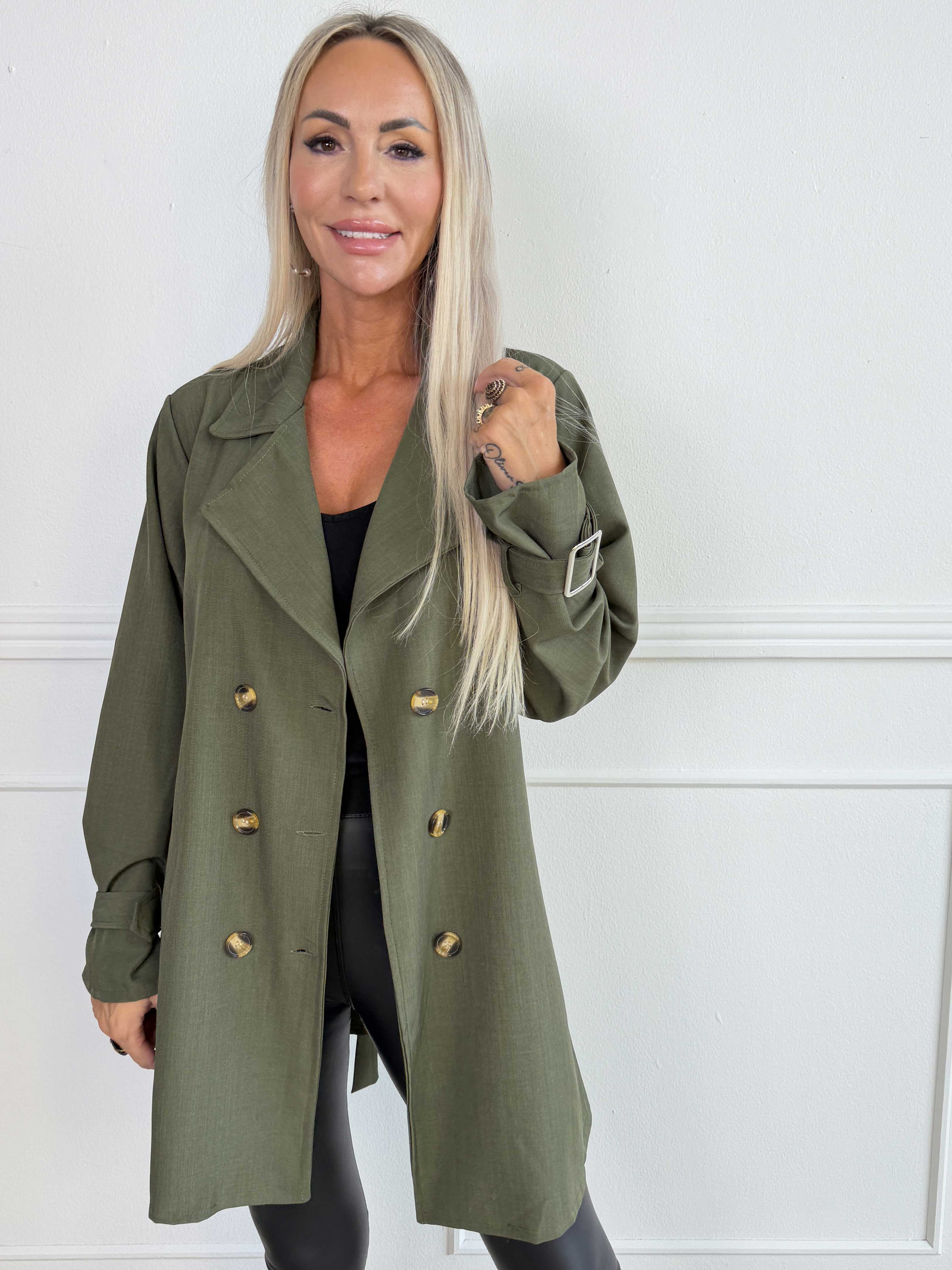 Sharpay Short 2.0 – Kort lätt plus size trenchcoat med knytskärp